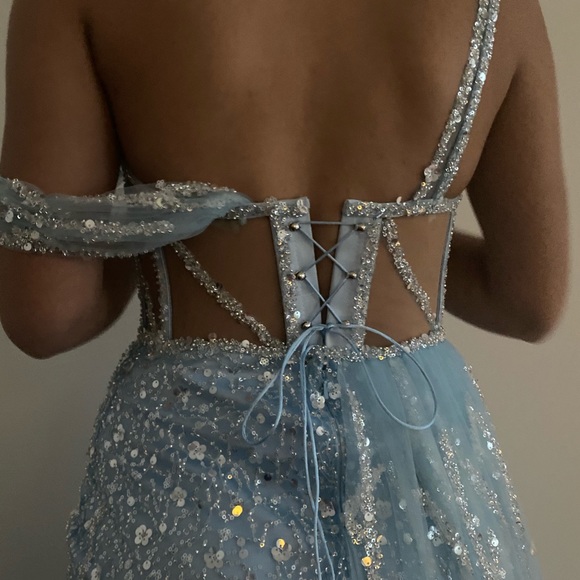 A custom beaded gown, - Picture 3 of 6